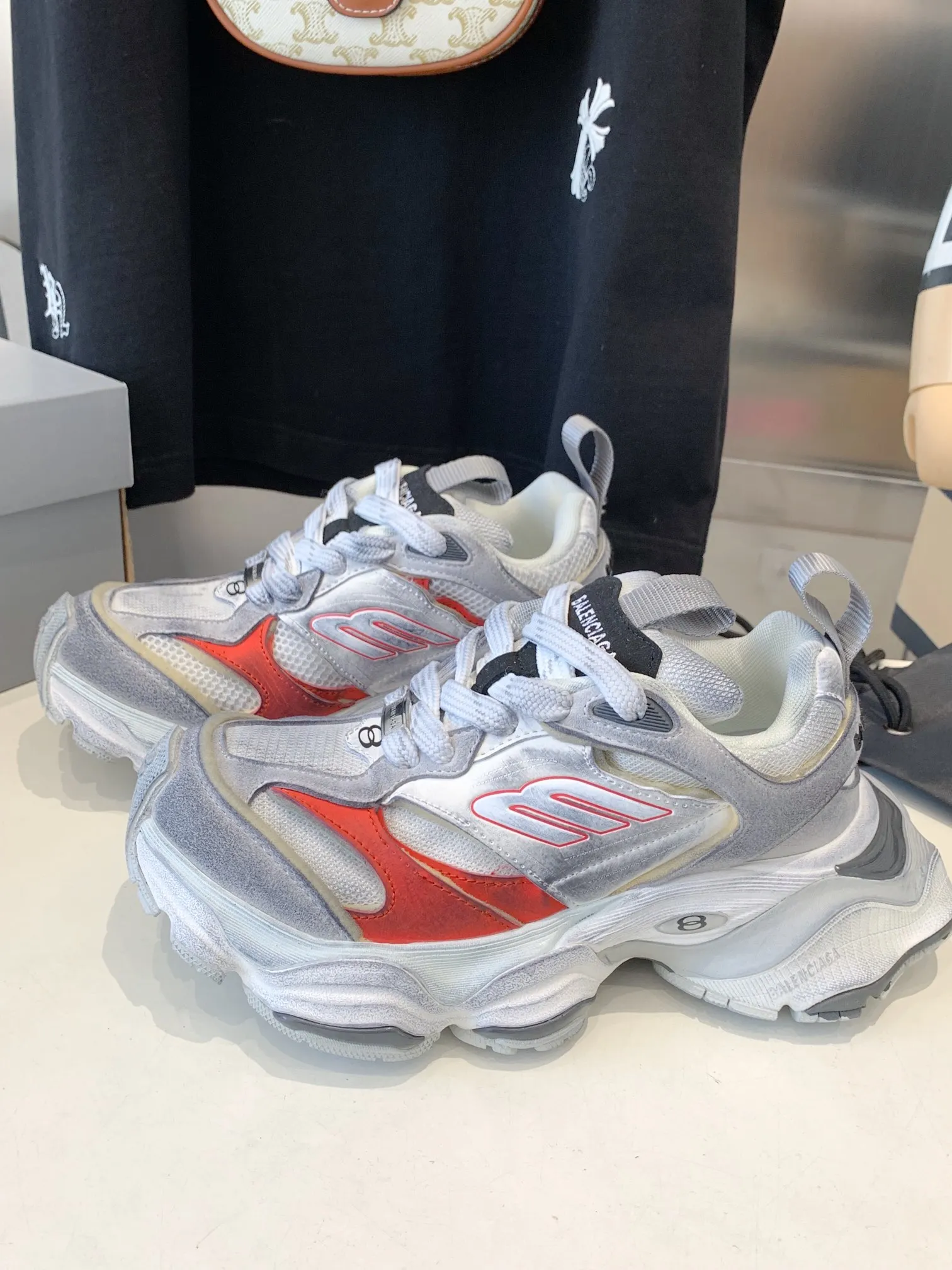 👟👟Ex-factory price 820👟👟 Paris 5XL correct version Balenciaga CARGO 23ss catwalk style 🔺 ℹ️The distressing process is done by hand. The degree of distress, scratch size and range of each shoe has a certain difference, which is normal. The upper is filled with high-density imported sponge, and the tongue is embroidered with Balenciaga words, as well as small engraving details. This plaque is developed by a separate mold, and there is 3M reflective material on the side. The three-dimensional logo and size mark on the heel, accessories dust bag and included shoelaces are upgraded and thickened shoe boxes. They are all made of original files and original lasts. CNC developed 1:1 proportion weight. Original EVA environmentally friendly deodorizing ring type insole. Newly developed 7-layer private mold. Combined anti-slip outsole. Information ℹ️ A large version design that has become more popular in recent years. This cargo is fatter than 3xl. It has a very good wrapping feel and is also very retro and fashionable. The sole is definitely very wear-resistant. Size: 35 -46